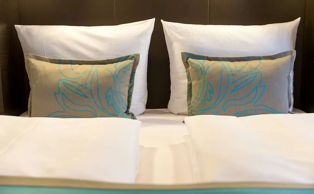 Motel One Koeln-Mediapark 3*, Cologne